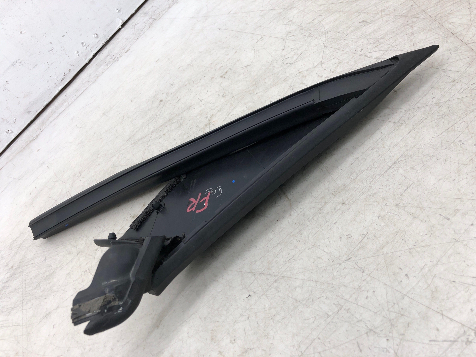 2019-2023 ASTON MARTIN VANTAGE RIGHT DOOR MOULDING WEATHER STRIP KY63-C20290-A