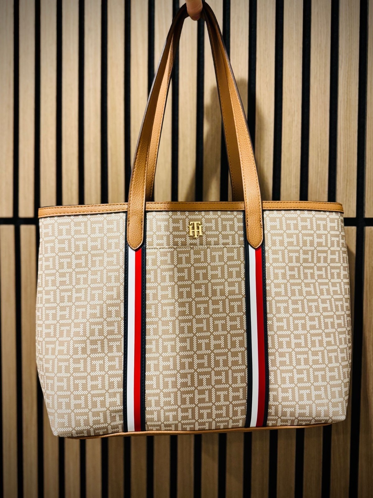 Tommy Hilfiger Brand Logo Textured Shoulder. Large Tote 13,8