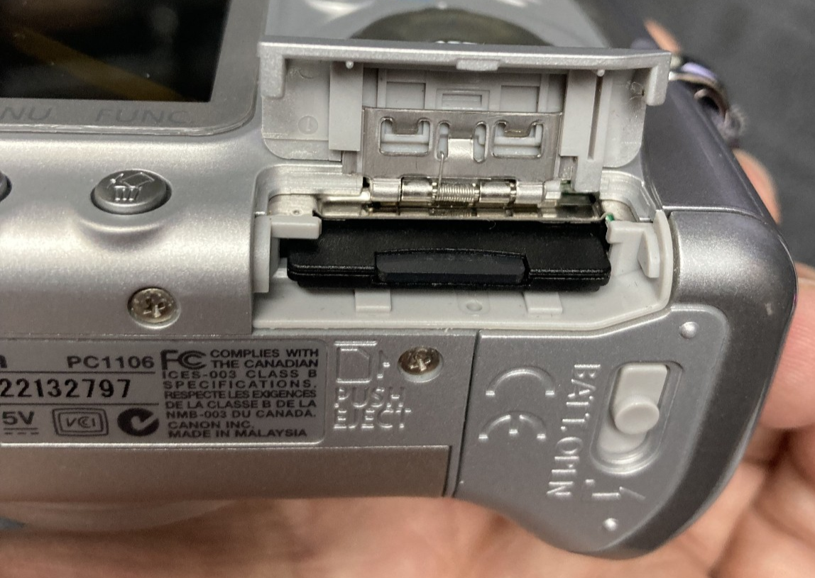 CANON PowerShot A520 Digital Camera w/ 2GB SD Card - COMPLETE IN