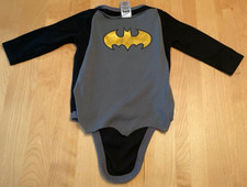 BATMAN INFANT ONE PIECE W/ DETACHABLE CAPE SZ 6/9 MOS