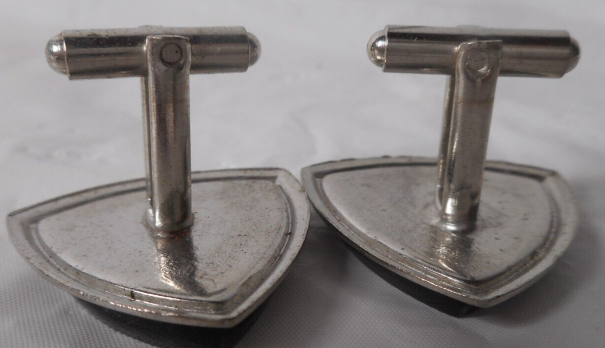 Detailed Fish Triangular Shape Bullet Back Silver… - image 6