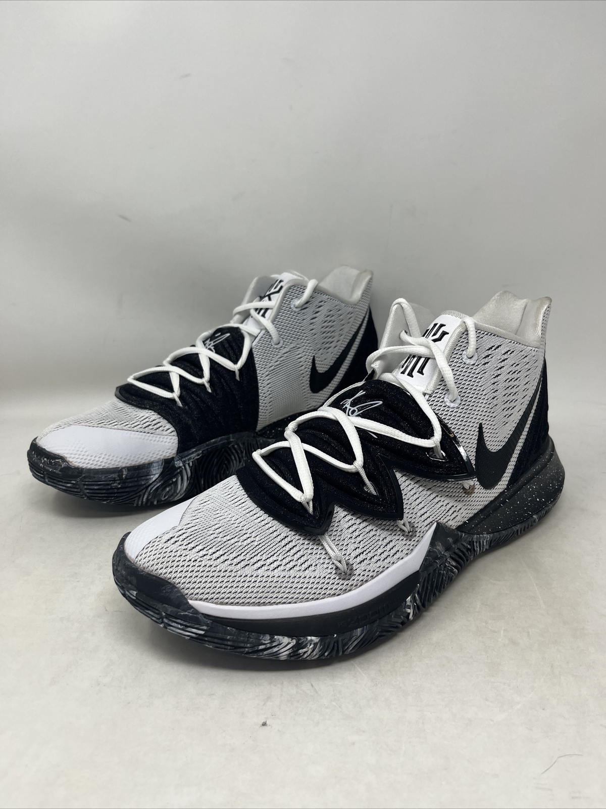 Nike Men's Kyrie 5 Basketball Shoes 
