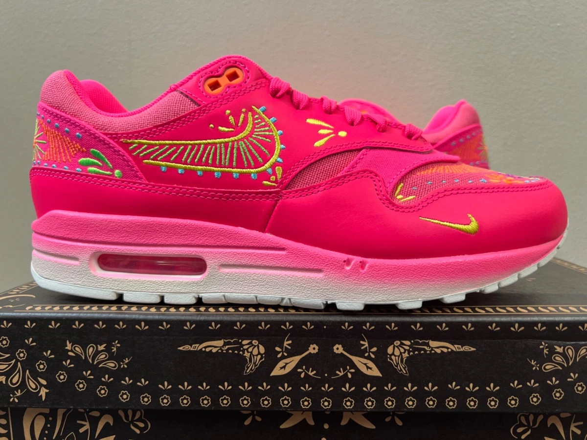 Pink nike dia sale