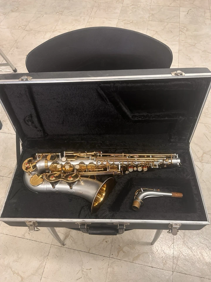 Saxofón alto Amati Kraslice AAS32 - plata mate/oro - hecho en República Checa - con estuche Foto 4 de 4