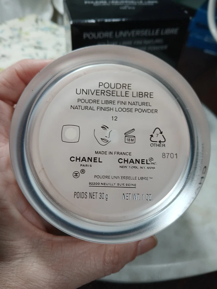 Polvo suelto Chanel Poudre Universelle Libre acabado natural 12-1 oz Foto 2 de 2