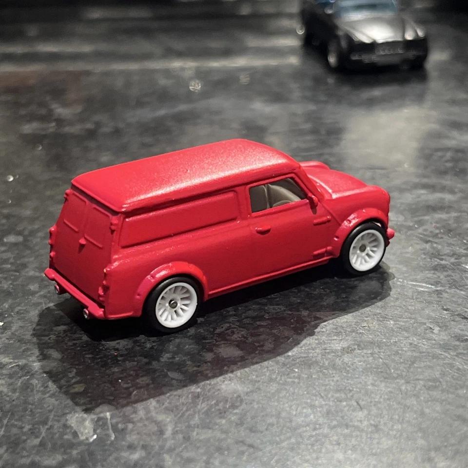 Mini van Hot Wheels Austin personalizada com pilotos reais - Imagem 4 de 4