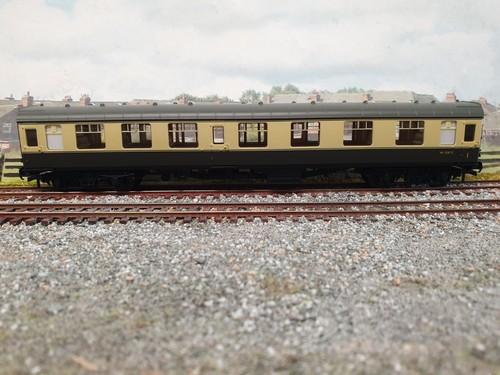 00 Hornby R4353 BR mk1 Corridor Composite - chocolate and cream #6926 | Condition: Used