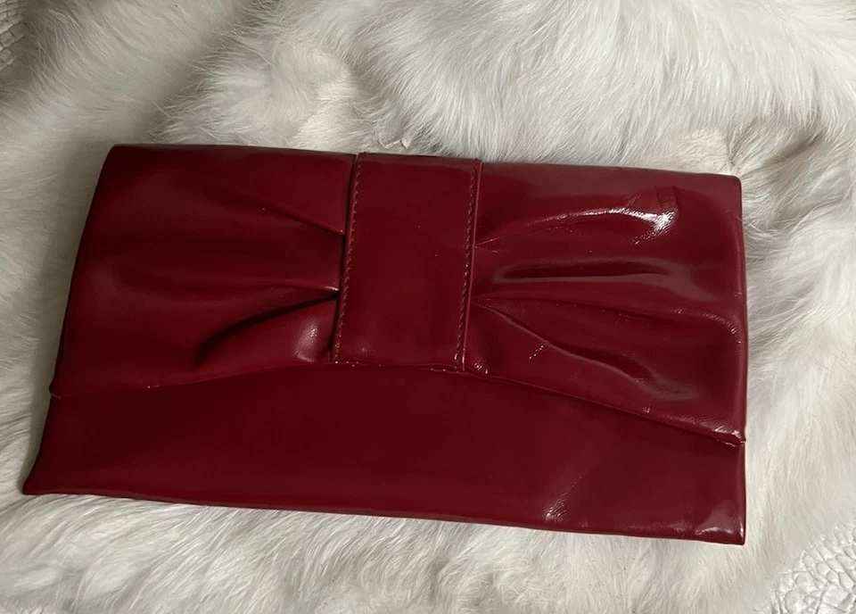 Bolso sin asas cosmético Estée Lauder cinta roja charol con espejo a juego Foto 2 de 4