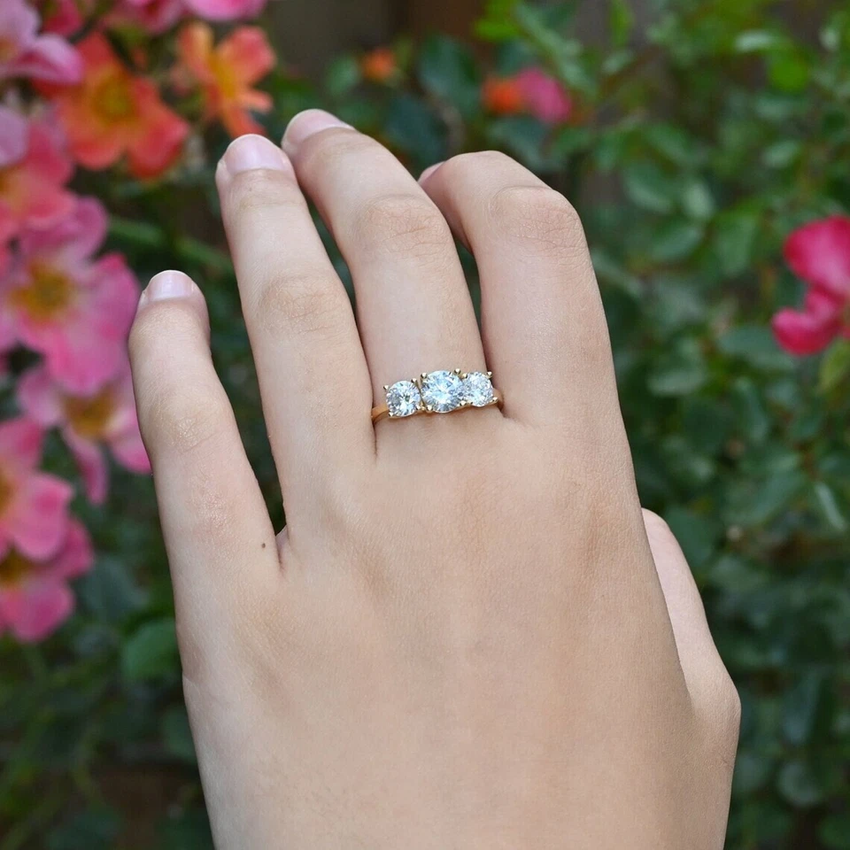 ELEGANTE ANILLO DE BODAS 2 CT CORTE REDONDO MOISSANITA 3 PIEDRAS CHAPADO EN ORO AMARILLO 14K Foto 3 de 4