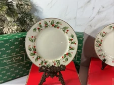 Vintage Royal Gallery Holly Pattern Bread & Butter Plates~ Set Of 8~ 6.5” In Box