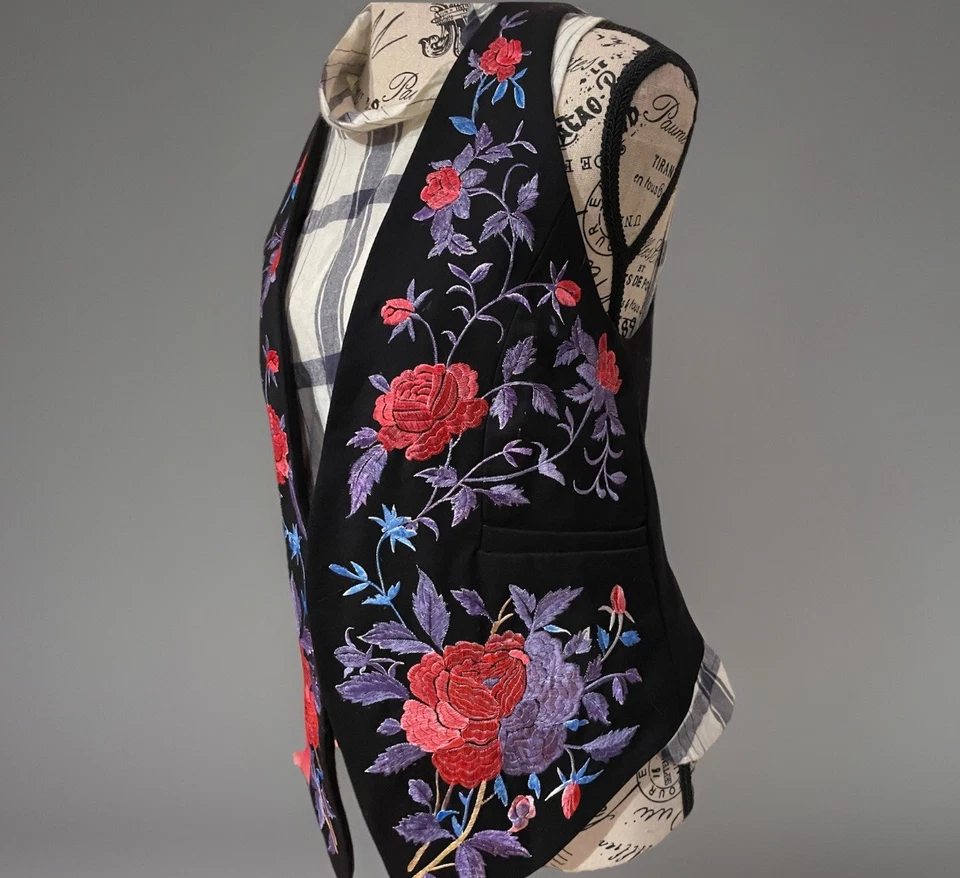 Colete Karen Kane multicolorido bordado sem mangas feminino tamanho médio - Imagem 2 de 4