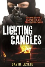 David Leslie Lighting Candles (Poche)