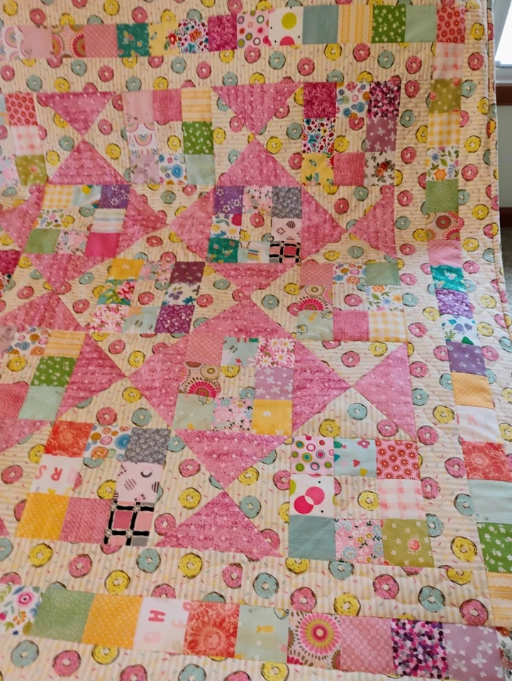 Edredón acolchado hecho a mano rosa y amarillo para bebé niña Foto 2 de 4