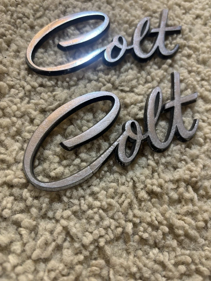 1974-79 DODGE COLT EMBLEMA PLÁSTICO PARA-LAMA FABRICANTE DE EQUIPAMENTO ORIGINAL 75 76 77 78 LEITURA - Imagem 3 de 4