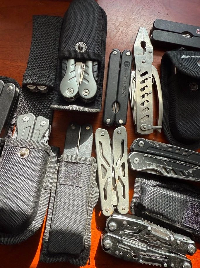 Lote de 16 ferramentas múltiplas grandes TSA algumas em bainhas - Imagem 4 de 4