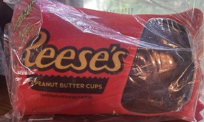 Reese s Peanut Butter Cup Pillow With 2 Removable Mini Plush Candy Plushies NEW