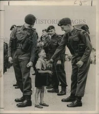 1950 Press Photo A young boy breaks into British Commando ranks in Plymouth