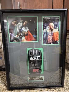 Gants UFC Signés Conor McGregor – Cadre Exclusif – Certificat Beckett