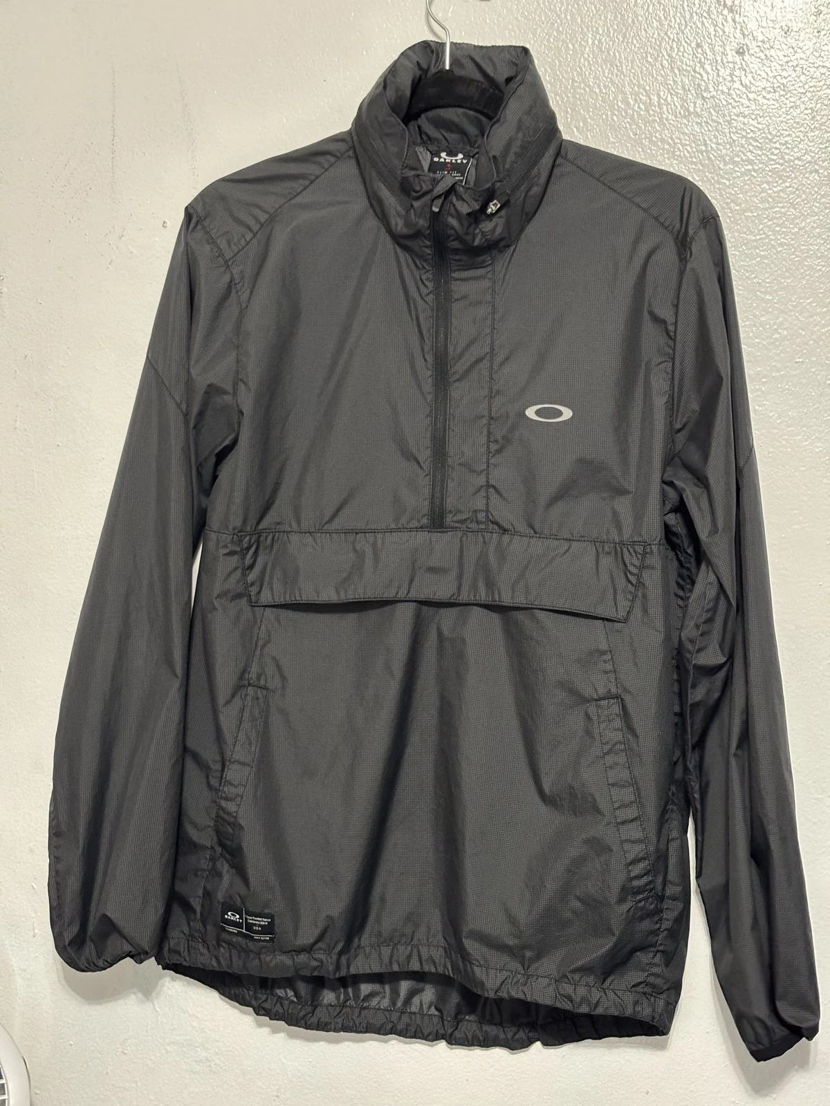 Oakley Pullover Jacket Mens Small Black Hooded Windbreaker Packable Logo Outdoor