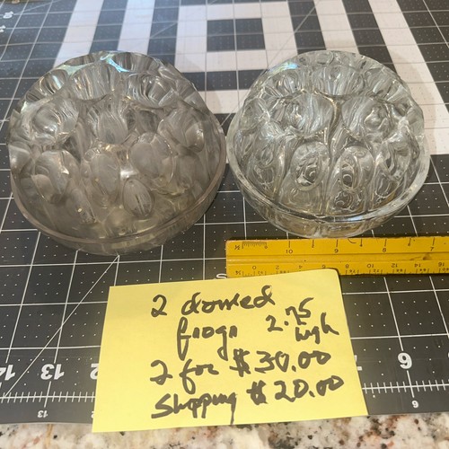 2 Vintage Floristen Frösche Glas; 19 Löcher 2,75" hoch Circ 4,5" $30,00; Versand $20,00 - Bild 3 von 7
