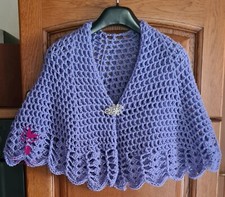 Mantellina della nonna lilla, lana oeko-tex , scialle, coprispalle, fatta a mano
