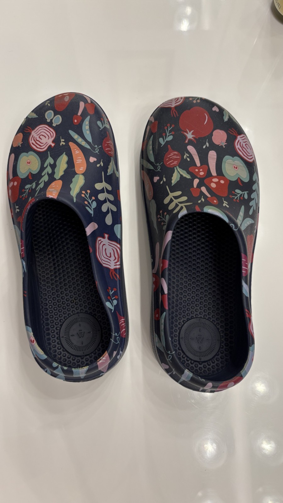Totes Everywear Ladies Clog Size 8 Veggies garden shoes. Used some wear.