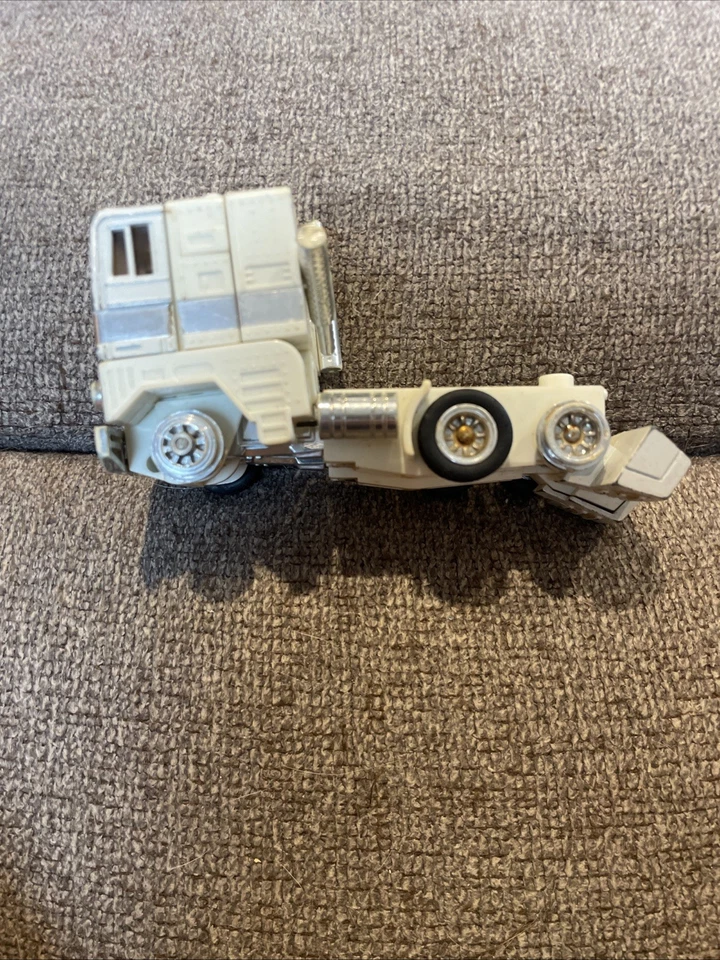 transformers g1 ultra magnus cab only rubber wheels 2 WHEELS MISSING - Image 3 of 4