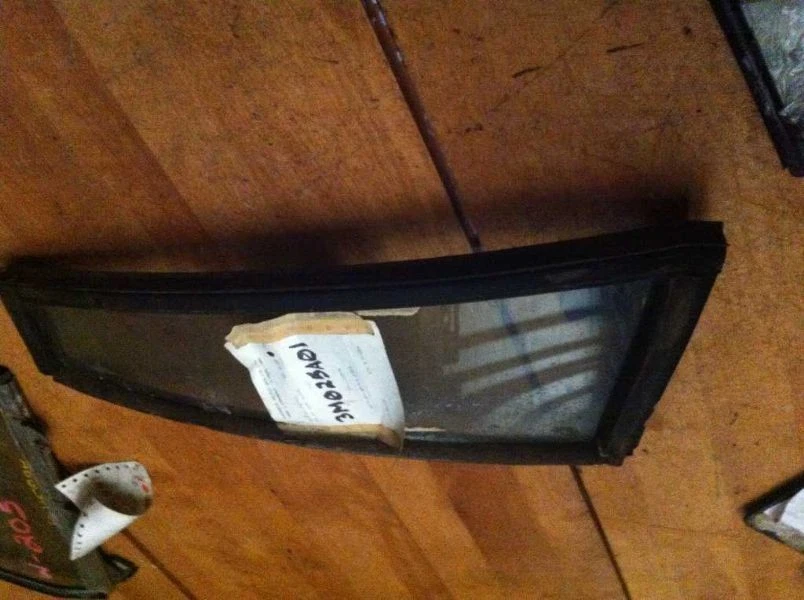 77 78 79 80 81 87 88 89 BONNEVILLE CONDUCTOR IZQUIERDO PUERTA TRASERA VENTILACIÓN CRISTAL TINTADO  Foto 3 de 4