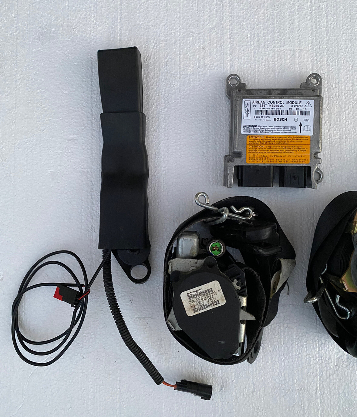 05 FORD FOCUS SEAT BELT RETRACTOR PRETENSIONER LH RH SET WITH CENTER