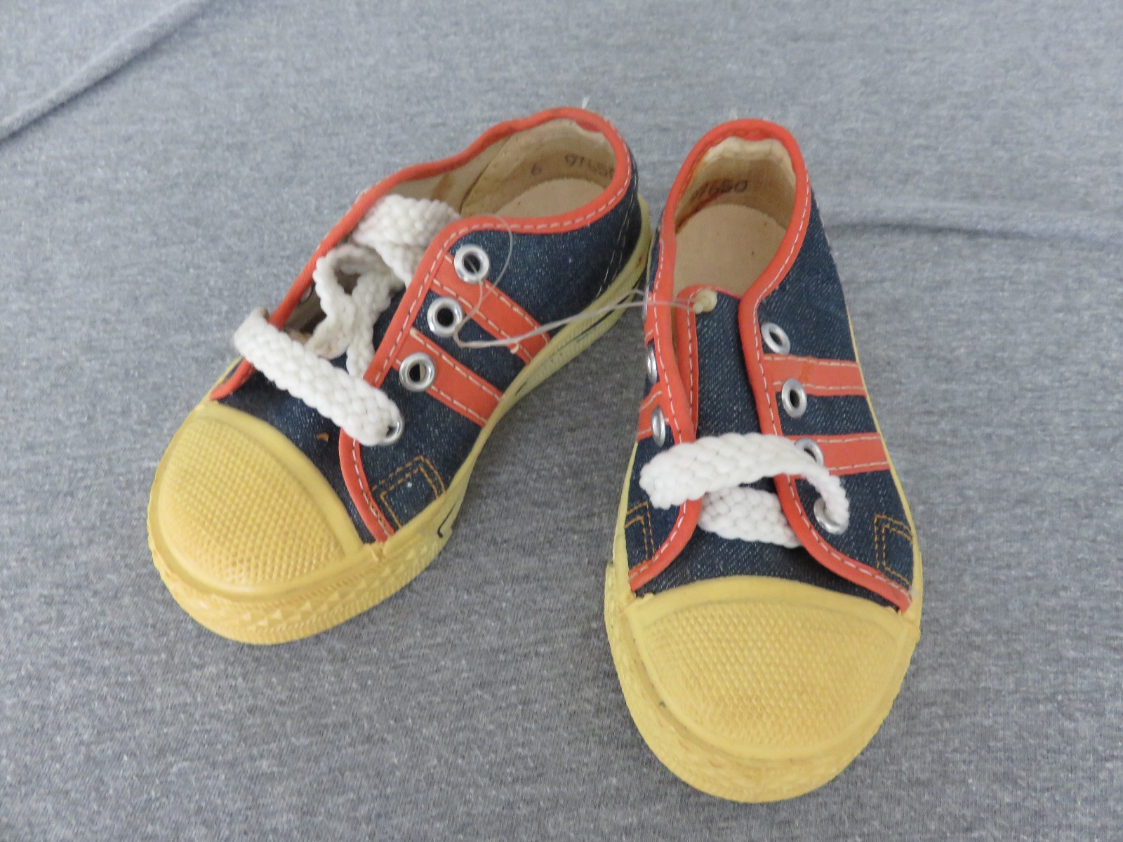 Sneakers Size 6