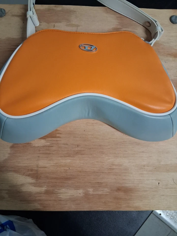 Bolso de hombro DIESEL 23SS Play con asa superior naranja X09308P5177 usado Foto 3 de 4