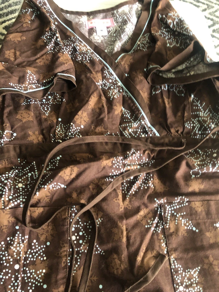 Ladies (medium) Brown Short Sleeve (Koi) Scrub Top With Pockets And Drawstring  - Image 2 of 4