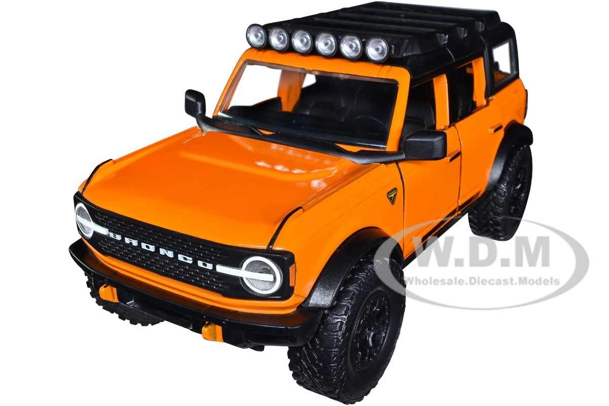 2021 FORD BRONCO ORANGE W/ ROOF RACK 1/24 DIECAST MODEL CAR BY
