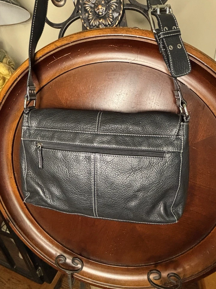 Bolsa carteiro Tignanello couro pebbled preto, fecho com aba magnética - Imagem 2 de 4