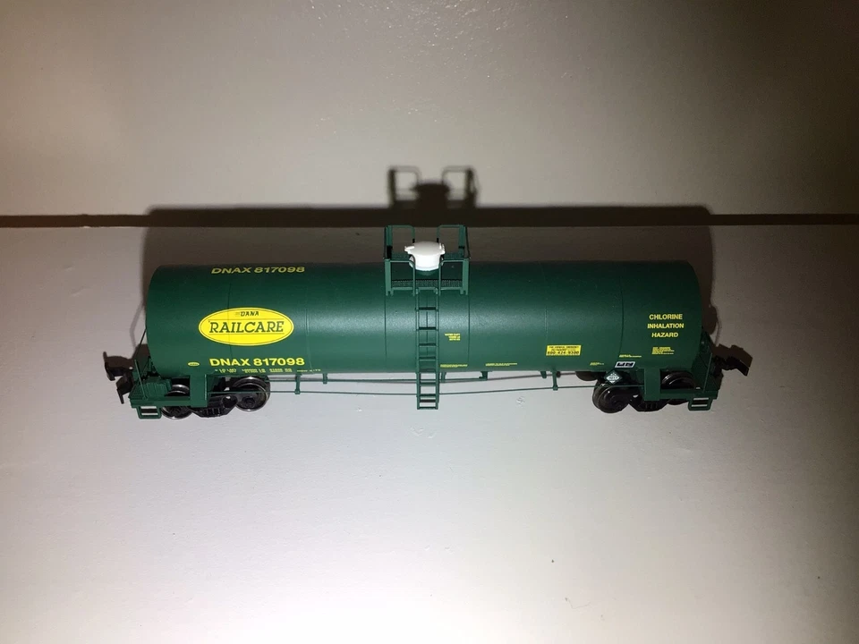 Atlas HO Scale Master Line DANA Railcare Chlorine Tank Car DNAX 817098 - Image 4 of 4