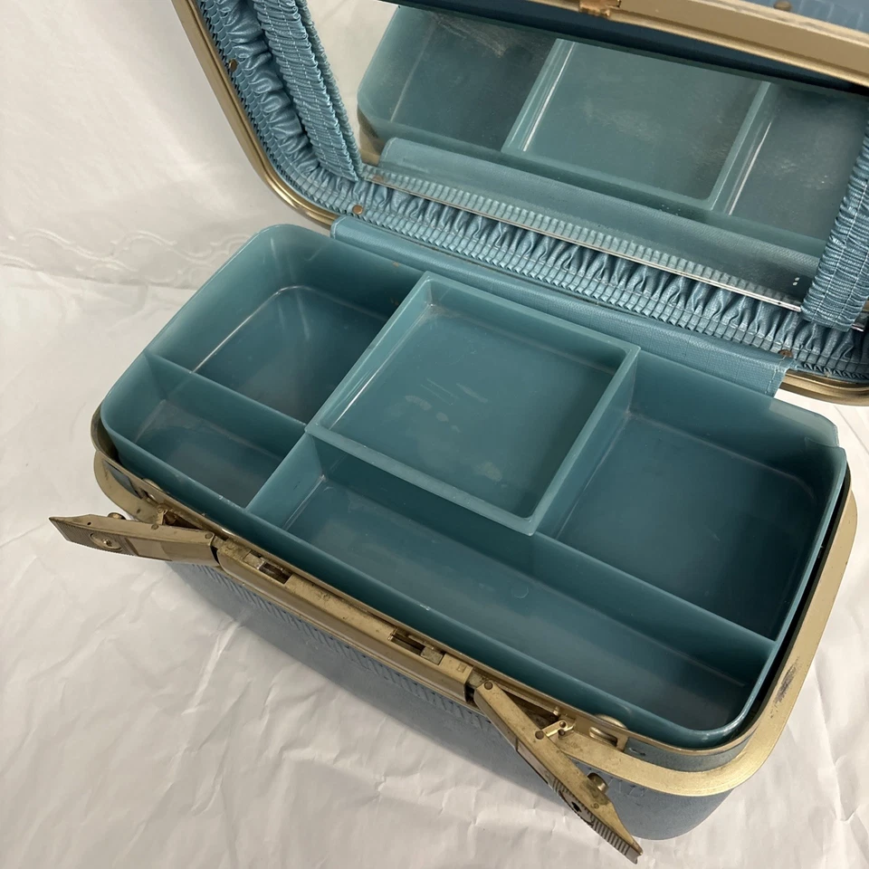 Vintage Samsonite Silhouette Blue Train Case with Tray Insert and Mirror - Image 3 of 4