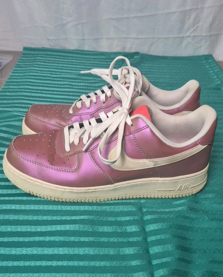 Camiseta baja Nike Air Force 1 '07 LV8 iridiscente para hombre talla 9,5 rosa y blanco  Foto 2 de 4