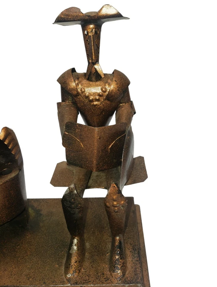 Escultura vintage mexicana hecha a mano de chatarra de metal hombre con libro junto a chimenea Foto 4 de 4