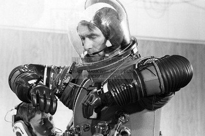 APOLLO 17 ASTRONAUT GENE CERNAN SUIT FIT CHECK 1972 4X6 PHOTO