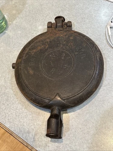 GRISWOLD The American Cast Iron Waffle Maker  No 8 PAT June 29 1880 (8&9)