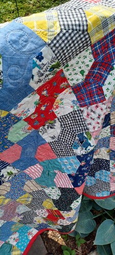 Handgefertigte RÜCKEN-T0-FRONT FLIEGE traditioneller Feedsack Quilt, 55,5 x 90" mehrfarbig - Bild 5 von 5