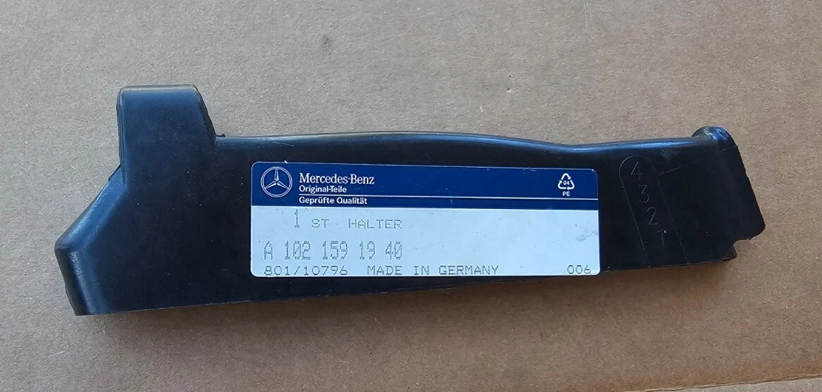 New Old Stock Mercedes W123 W201 2.3 Ignition Cable Bracket Cover 