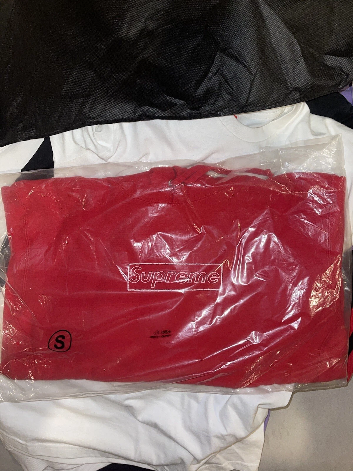 Sweat à capuche craie Supreme x Kaws rouge petit   100 % authentique scellé LIVRAISON RAPIDE ?✅