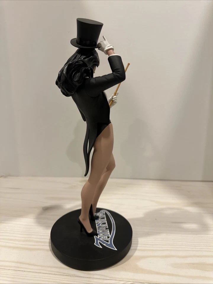 DC Direct Cover Girls Zatanna 10" Porcelin Statue 3043 de 5000 por Adam Hughes Foto 3 de 4