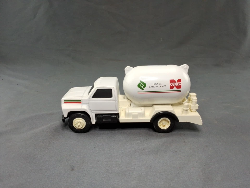 Banco de monedas de bloqueo de camión de propano Ertl Ford F700 CENEX LAND O' LAKES, escala 1/34  Foto 3 de 4