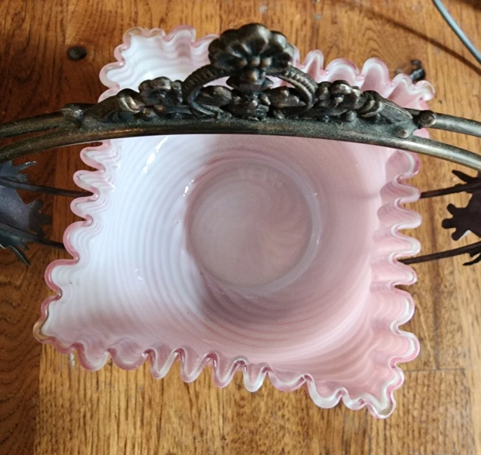 Cesta victoriana plateada para novias con estuche de vidrio con volantes rosa 11" Foto 2 de 4