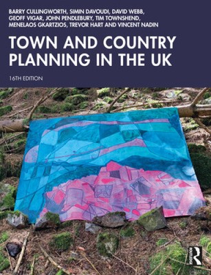 Town and Country Planning in the UK by Barry Cullingworth [Paperback]