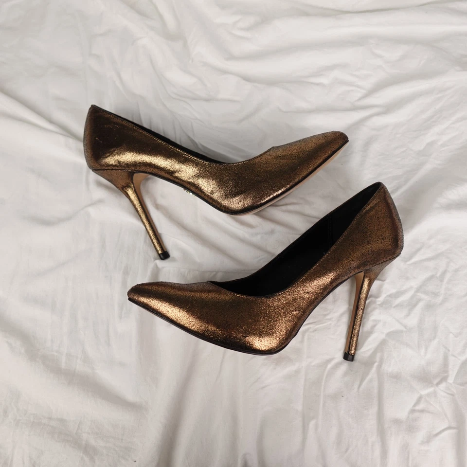Tacones de aguja Rock & Republic para mujer talla 7 1/2 dorados metálicos formales negocios Foto 3 de 4
