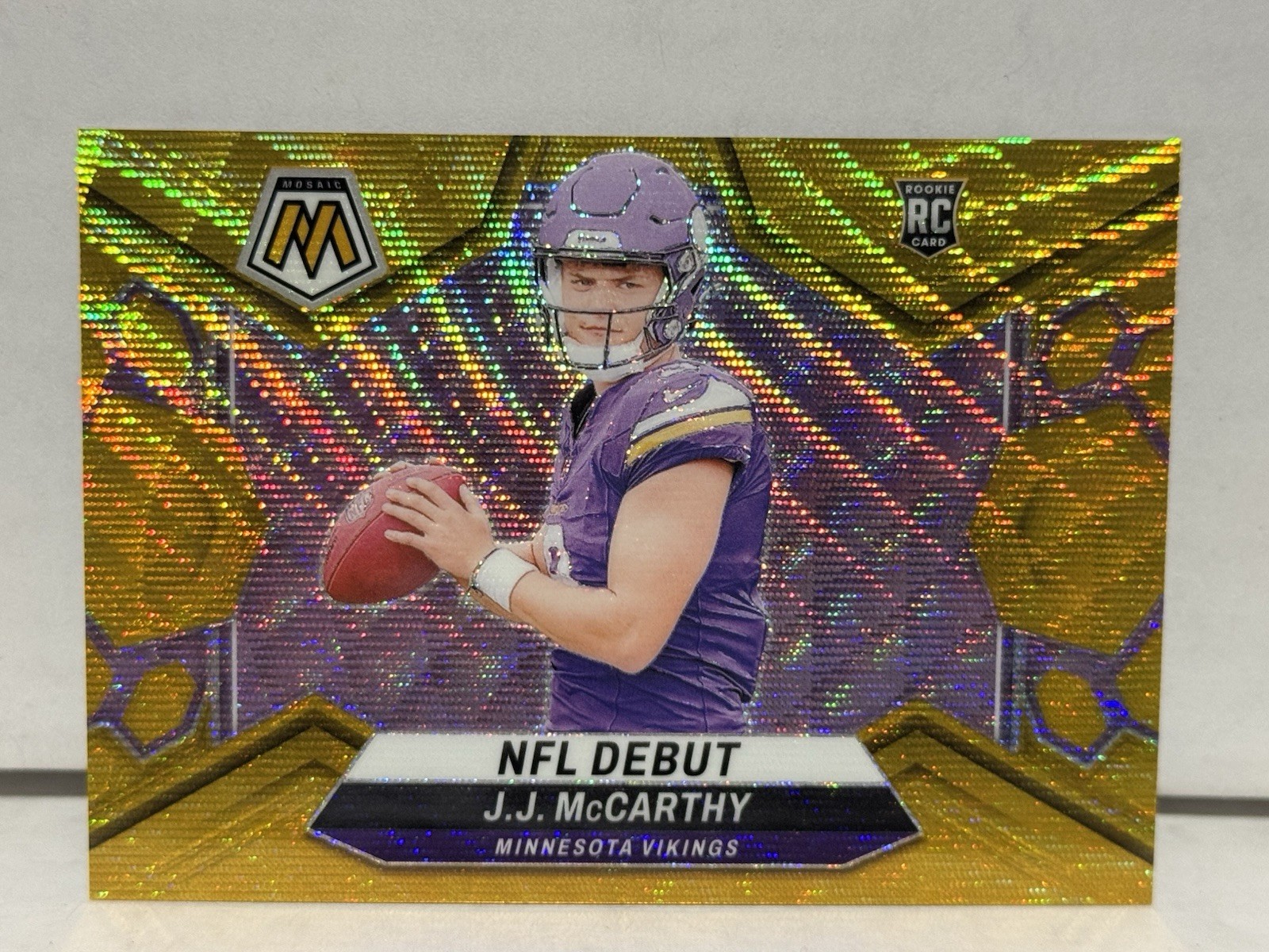 2024 Panini Mosaic #275 J.J. McCarthy Rookie Debut Gold Wave Prizm /17 RC