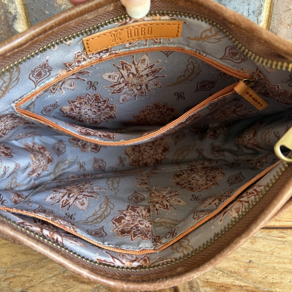 Hobo Brown Leather Crossbody Bag Lightweight Pre-owned - Image 3 of 4